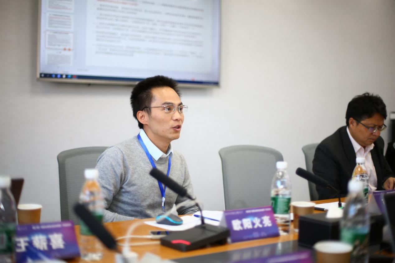 几个人在桌子前描述已自动生成 几个人在桌子前描述已自动生成