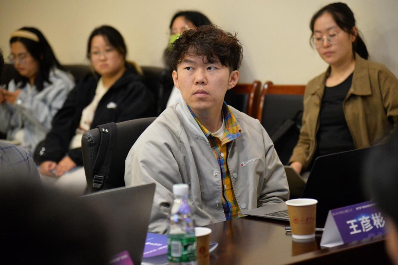 一群穿黑色衣服的人在桌子前描述已自动生成 一群穿黑色衣服的人在桌子前描述已自动生成