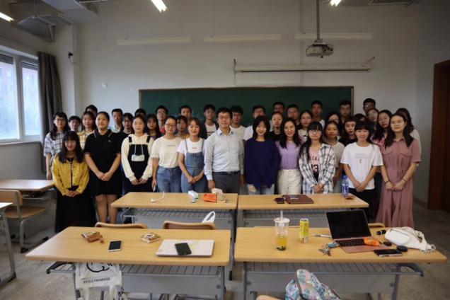 会议室里的人们描述已自动生成 会议室里的人们描述已自动生成