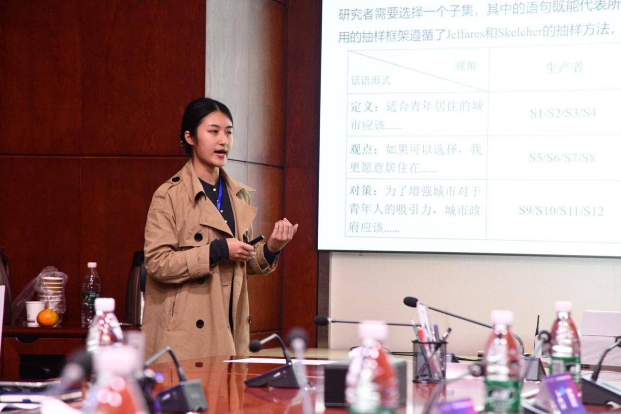 一群人在台上表演中度可信度描述已自动生成 一群人在台上表演中度可信度描述已自动生成