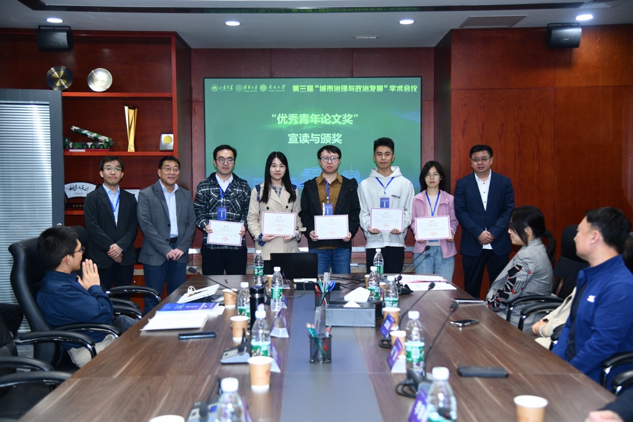 会议室里的人们描述已自动生成 会议室里的人们描述已自动生成