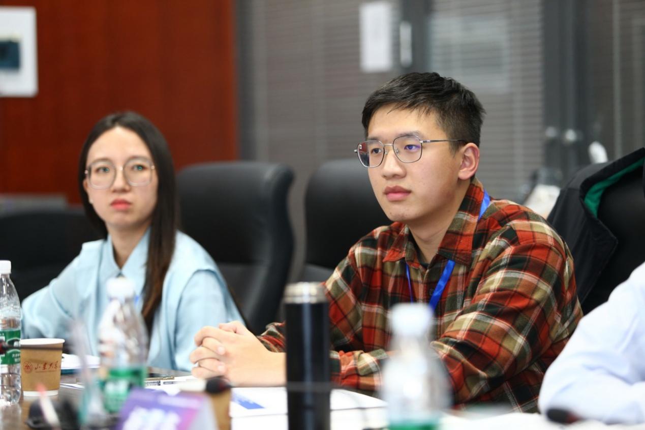 男人和女人坐在桌子边低可信度描述已自动生成 男人和女人坐在桌子边低可信度描述已自动生成