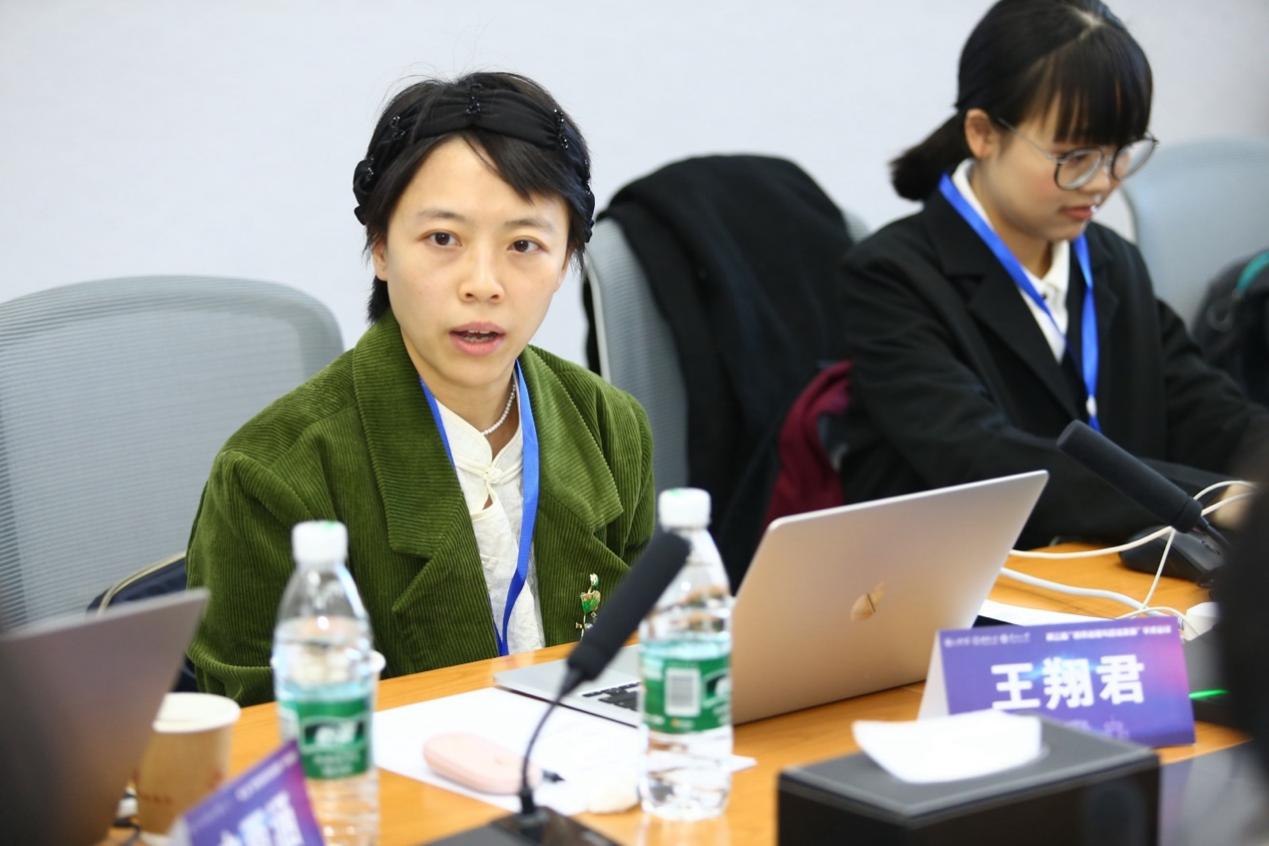 桌子上放着笔记本电脑前的人们描述已自动生成 桌子上放着笔记本电脑前的人们描述已自动生成