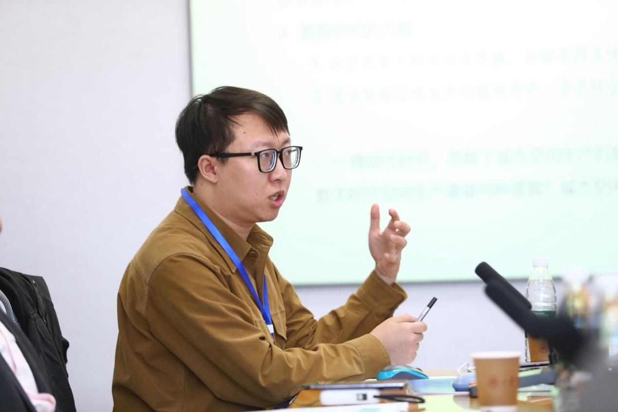 男人和女人坐在桌子边中度可信度描述已自动生成 男人和女人坐在桌子边中度可信度描述已自动生成