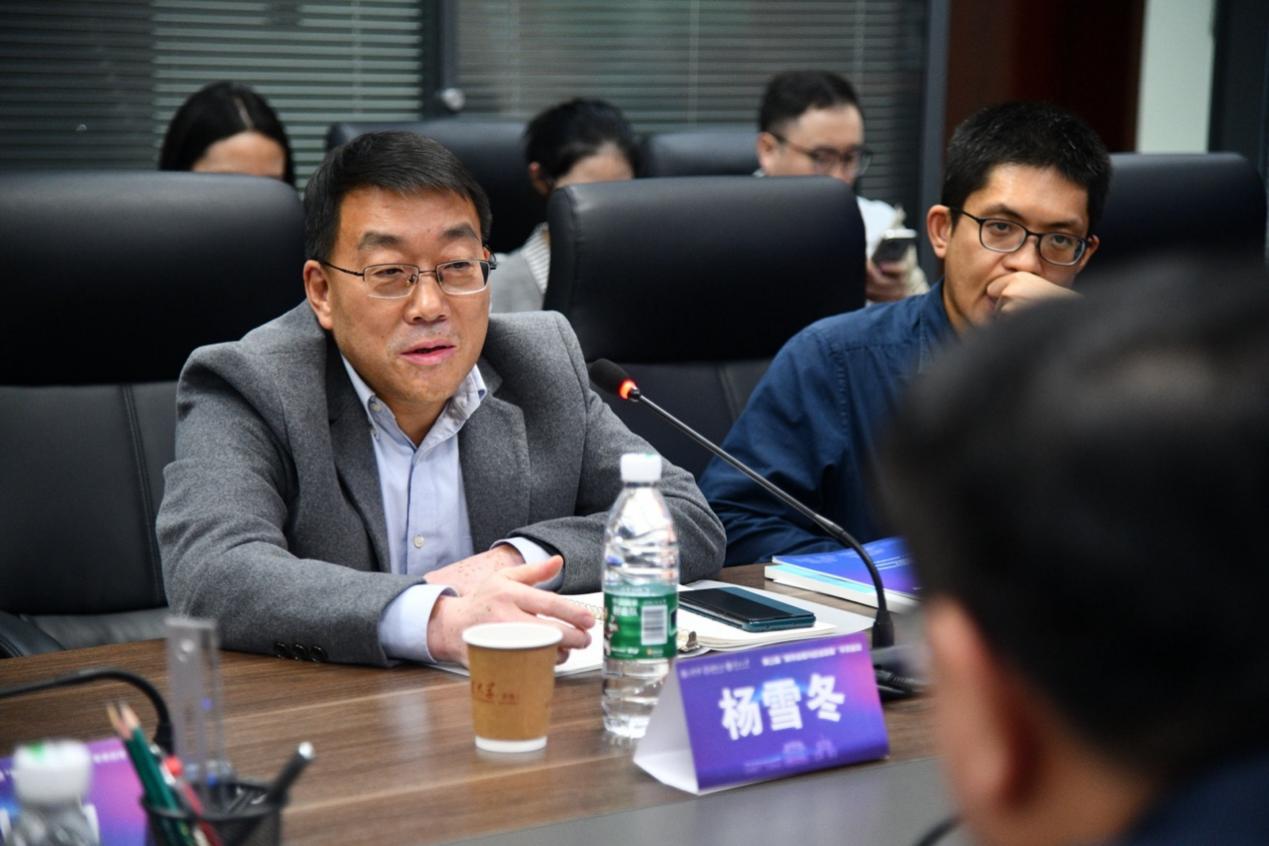 人们坐在桌子前描述已自动生成 人们坐在桌子前描述已自动生成