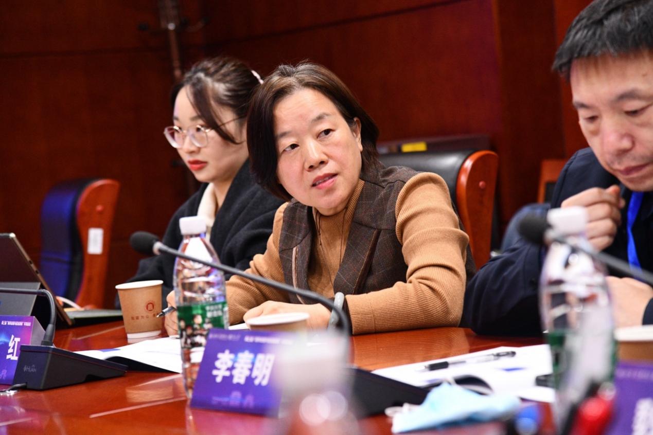 男人和女人坐在桌子前低可信度描述已自动生成 男人和女人坐在桌子前低可信度描述已自动生成