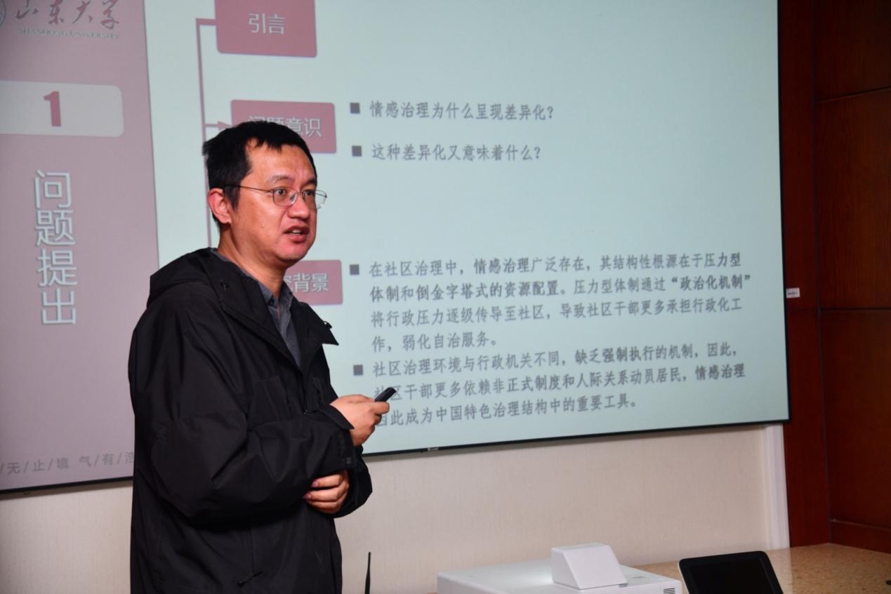 男人站在房间里玩体感游戏描述已自动生成 男人站在房间里玩体感游戏描述已自动生成