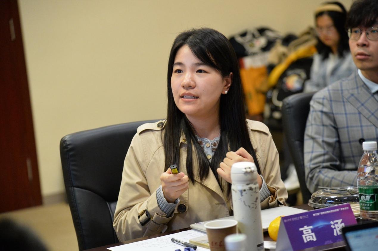 男人和女人坐在桌子边中度可信度描述已自动生成 男人和女人坐在桌子边中度可信度描述已自动生成